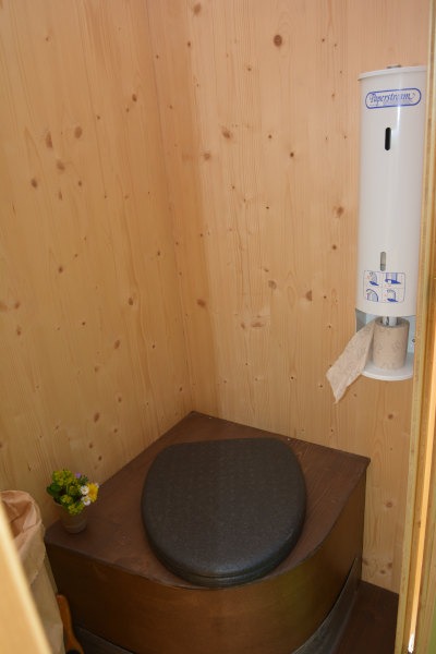 nowato - Komposttoilette HEIDE - Innenansicht mit Toilettenpapierspender, Thermositz