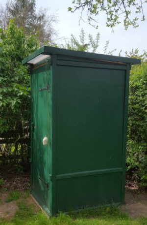 Autarke Sanitärtechnik duch Kompostierung - Komposttoilette WIESE in einem Garten