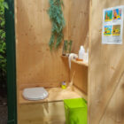 nowato Komposttoilette WIESE in einem Garten, Hessen – Kundenfoto – Tür offen, Blick in die Kabine