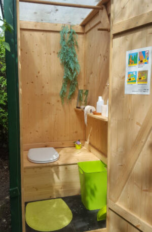 Autarke Sanitärtechnik duch Kompostierung - Komposttoilette WIESE in einem Garten. Innenansicht