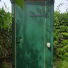 nowato Komposttoilette WIESE in einem Garten, Hessen – Kundenfoto – die Toilette WIESE grün bemahlt, Ansicht von vorne
