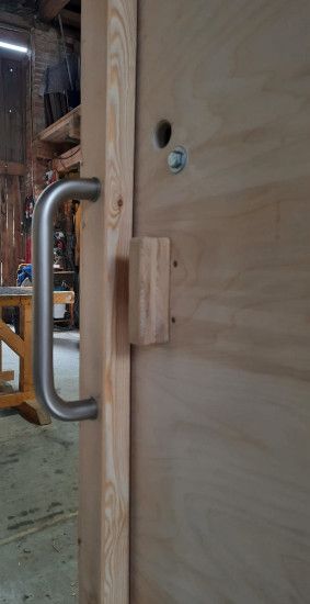 nowato - Toilette WALD-barrierefrei mit Aussengriff an der Tür, Schiebetür aus Multiplexplatte Birke - barrierefreie Komposttoilette