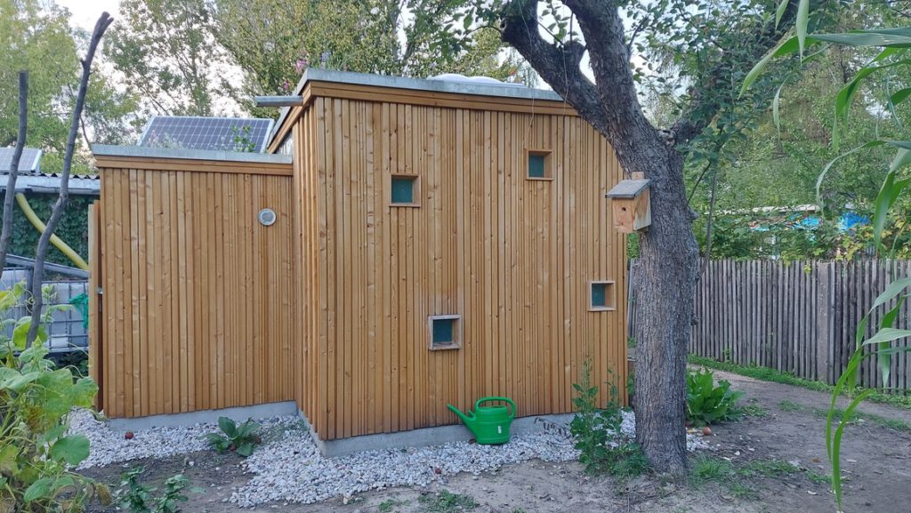 KUBUS "Toilette für alle" - Außenansicht linke Seite