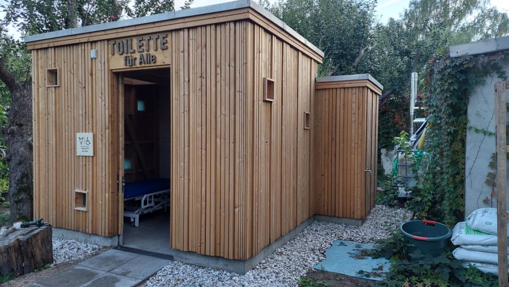 KUBUS "Toilette für alle" - Außenansicht vorne rechts