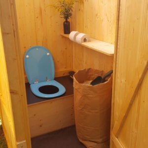 nowato Toilettenvermietung. Vermietung von Komposttoiletten aus Holz.