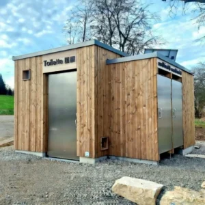 [FOTO: Toilettenanlage KUBUS mit getrennten Urinalräume]