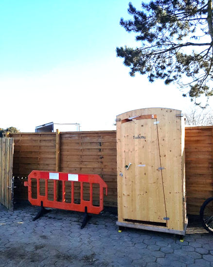 nowato · Vermietung Toilette HEIDE auf Baustelle · Komposttoilette Vermietung - Miettoilette