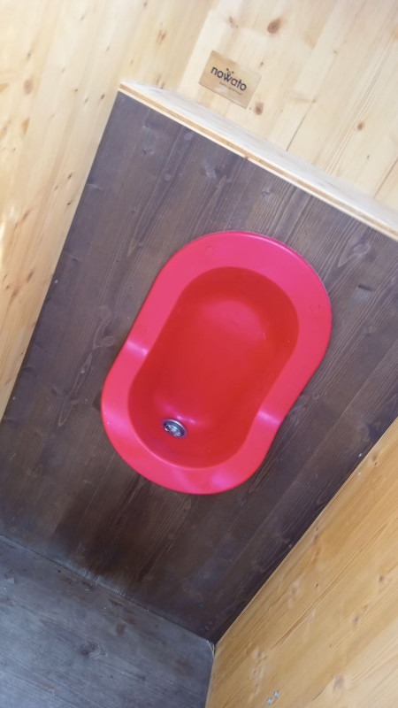 Wasserloses Pissoir für Männer. nowato-Vermietung