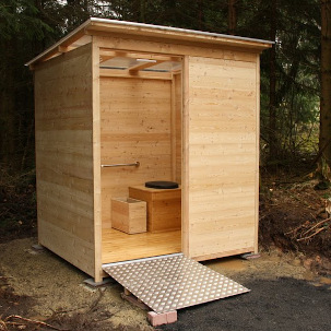 nowato barrierefreie Komposttoilette - Toilettehaeuschen WALD aus Laerche 80L