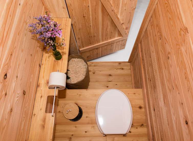 nowato Toilette Modell Wiese, Innenansicht