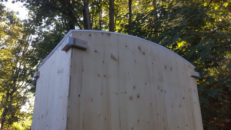 nowato Komposttoilette Modell 'Heide' · Aussenansicht Rückseite. Detail vom Dach
