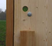 nowato Komposttoilette Modell Wald aus Fichte. Detail der Tür, Anzeige frei/besetzt