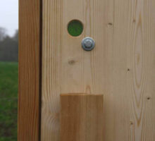 Komposttoiletten Modell Wald Fichte, Detail Tür Anzeige frei-besetzt außenansicht