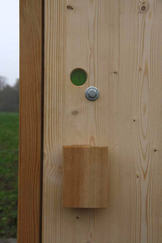 nowato Komposttoilette Modell Wald aus Fichte. Detail der Tür, Anzeige frei/besetzt