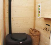 nowato Komposttoilette Modell Wald aus Fichte. Innenansicht. Komposttoilette mit Toilettensystem Biolan eco