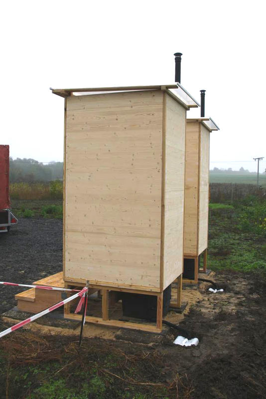 nowato Komposttoilette Modell Wald aus Fichte. Wartungsklappe und Sickerwasserkanister. Komposttoilette mit Toilettensystem Biolan eco