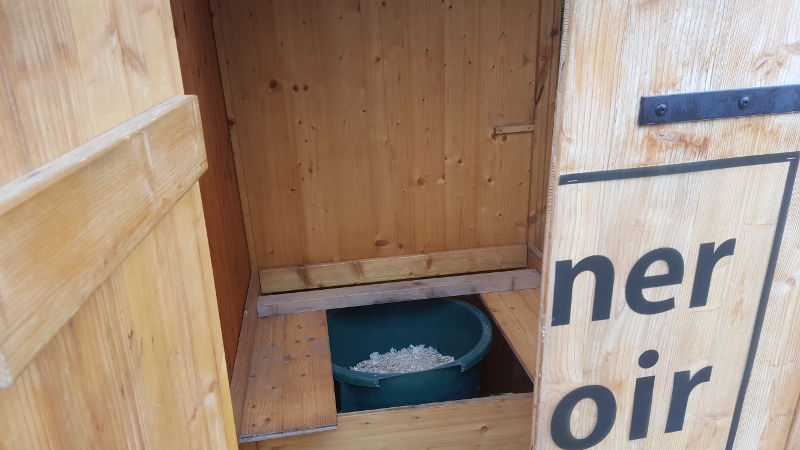 nowato Komposttoiletten und Einstreu-Pissoirs. Vermietung von Komposttoiletten und Zubehör