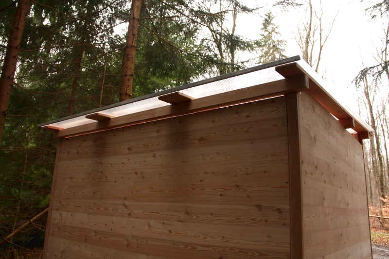 nowato barrierefreie Komposttoilette Modell Wald 80L. Ansicht von hinten, Detail vom Dach