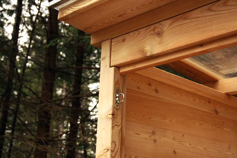 nowato barrierefreie Komposttoilette Modell Wald 80L. Detail vom Dach.