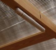 nowato barrierefreie Komposttoilette Modell Wald 80L. Detail optionale LED-Lampe mit Bewegungsmelder
