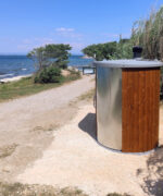 öffentliche Trockentoilette BUMPER am Strand