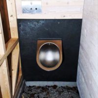 öffentliche TrockenToilette KUBUS – Detail Herren-Pissoir mit in der Wand integriertem Handgelspender