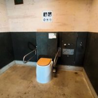 Öffentliche TrockenToilette KUBUS – Toilettenraum barrierefrei