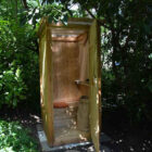 nowato Toilette WIESE Kundenfoto · Gartentoilette Oberusel, Tür offen · Autonome Sanitärsysteme