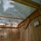 nowato Komposttoilette WIESE Kundenfoto · Garten Oberusel · Detail Dachhebel zur Öffnung des Dachs