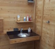 Handwaschbecken in Toilette 'WALD BARRIEREFREI nach DIN'. Sensor-Waschtischarmatur für Anschluss an druckfestes Kaltwasser.