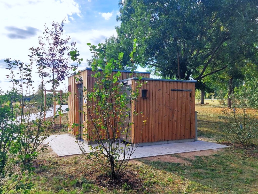 Seitenansicht mit Urinalkabine, KUBUS Toilettenanlage Hanau