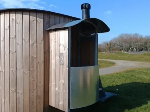 KAZUBA KL2 barrierefrei mit Pissoir außen. Toilette ohne Wasser