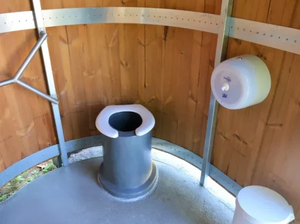 "KAZUBA KL2 Kabine barrierefrei in Morschheim, Innenansicht mit Handgriff für Unterstützung, die Kabine ist einfach zu reinigen