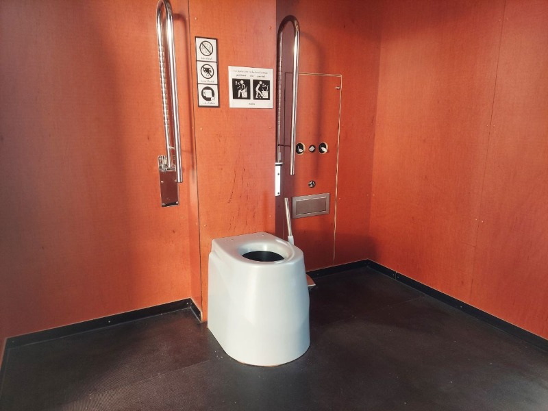 Toilette ECODOMEO Neodyme mit Stützklappgriffen, Toilettenanlage MODO in Bonn