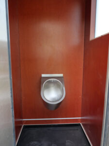 Toilettenanlage MODO - Detail Männer-Urinal, wasserlos