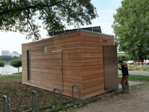 Toilettenanlage MODO - Tür zum Urinal und Zugang zum Betriebsraum