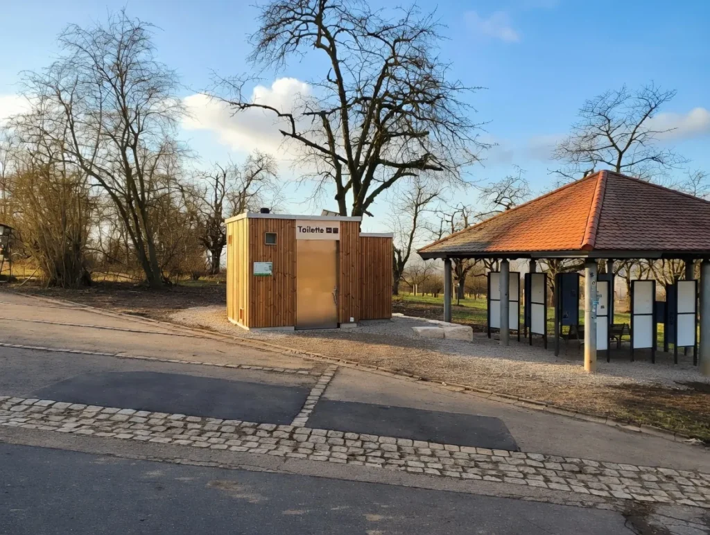 Kubus Toilettenanlage aus Holz am Wanderparkplatz, Rastplatz