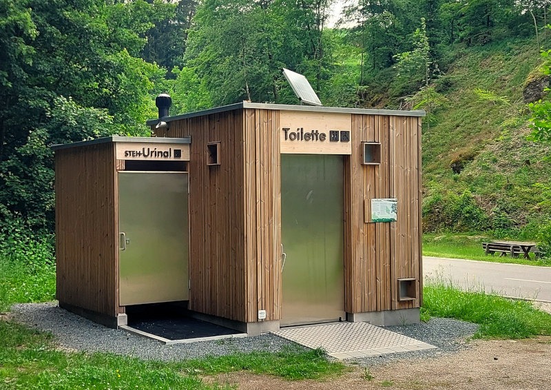 Öffentliche Toilettenanlage KUBUS mit getrenntem Pissoir. Toilette ohne Wasser, wasserlose Pissoirs. Trockentoilette für öffentliche Plätze.
