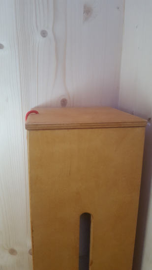 Toilettenpapierspender 5 Rollen, aus Fichte massiv mit Holzbehandlung. Öffnung oben, abschließbar.