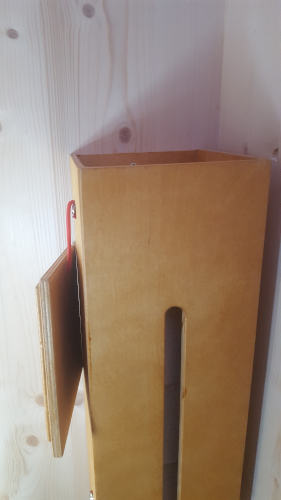 Toilettenpapierspender 5 Rollen aus Fichte massiv, mit Schutz von Wood Bliss und lasiert. Öffnung oben, abschließbar.