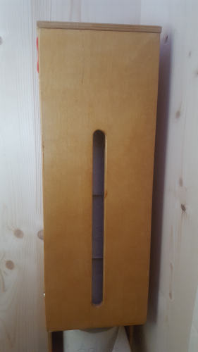 Toilettenpapierspender 5 Rollen, aus Fichte massiv mit Holzbehandlung. Öffnung oben, abschließbar.
