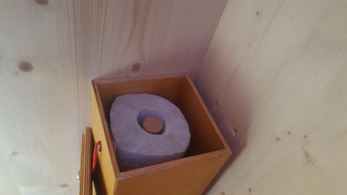Toilettenpapierspender 5 Rollen, aus Fichte massiv mit Holbehandlung. Öffnung zum Nachfüllen oben