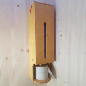 Toilettenpapierspender 5 Rollen aus Fichte massiv, mit Schutz von Wood Bliss und lasiert. Öffnung oben, abschließbar.
