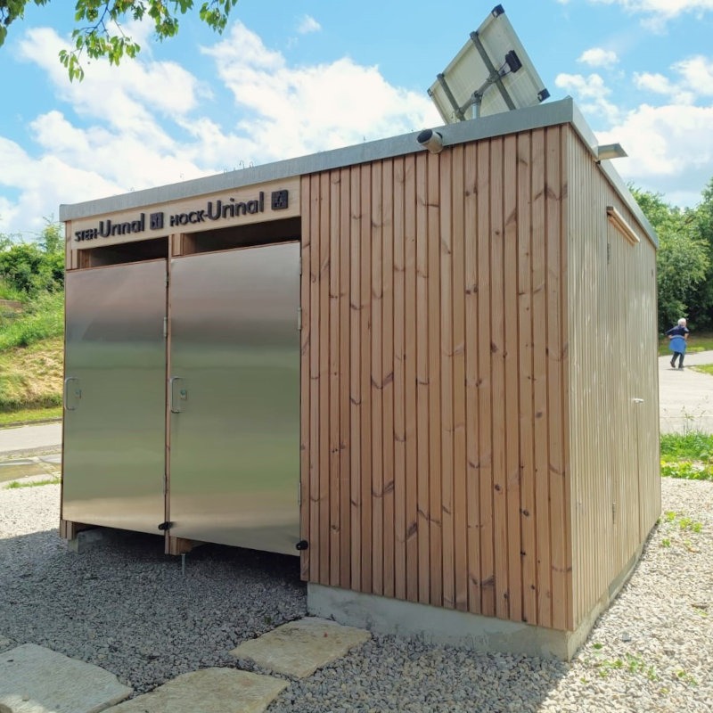 Trocken-Toilettenanlage KUBUS Groß - Urinale außen