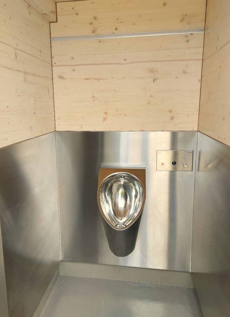 Trockenurinal aus Metall, KUBUS Toilettenanlage