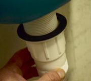 Wasserlose Männer-Urinale TiPi • Muffe (weiblicher Teil) ausserhalb des Urinals von unten anschrauben