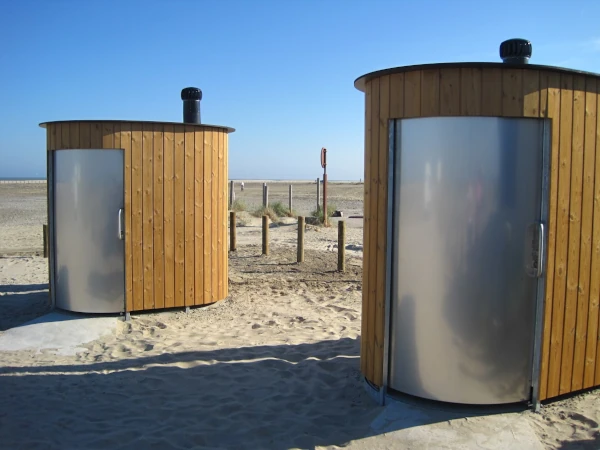 Zwei öffentliche Toiletten Kazuba KL2 barrierefrei am Strand